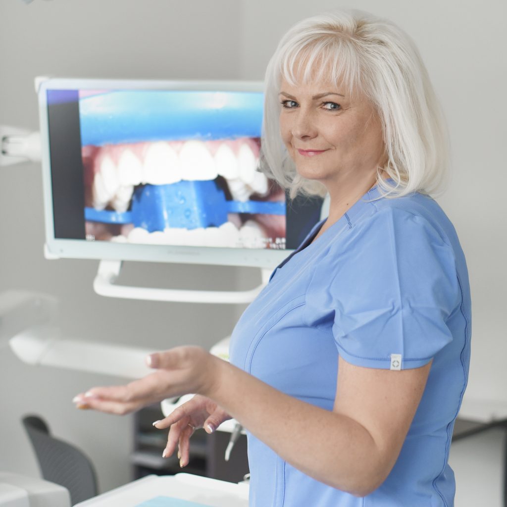 Burnos higienistė Ingrida Lenkauskienė rodo dantų nuotrauką ekrane 1