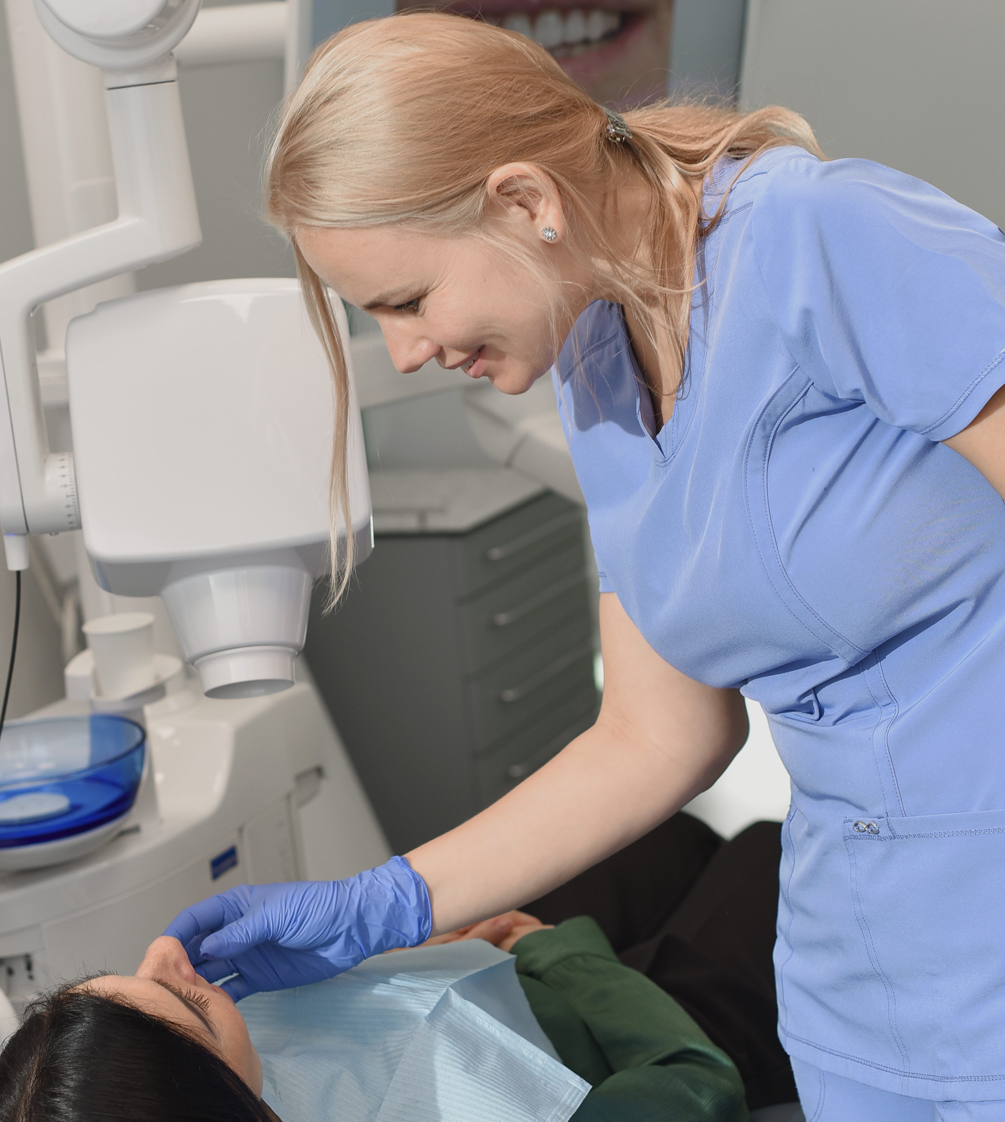 Odontologė Algimantė Lošytė Jančė apžiūri pacientės dantis