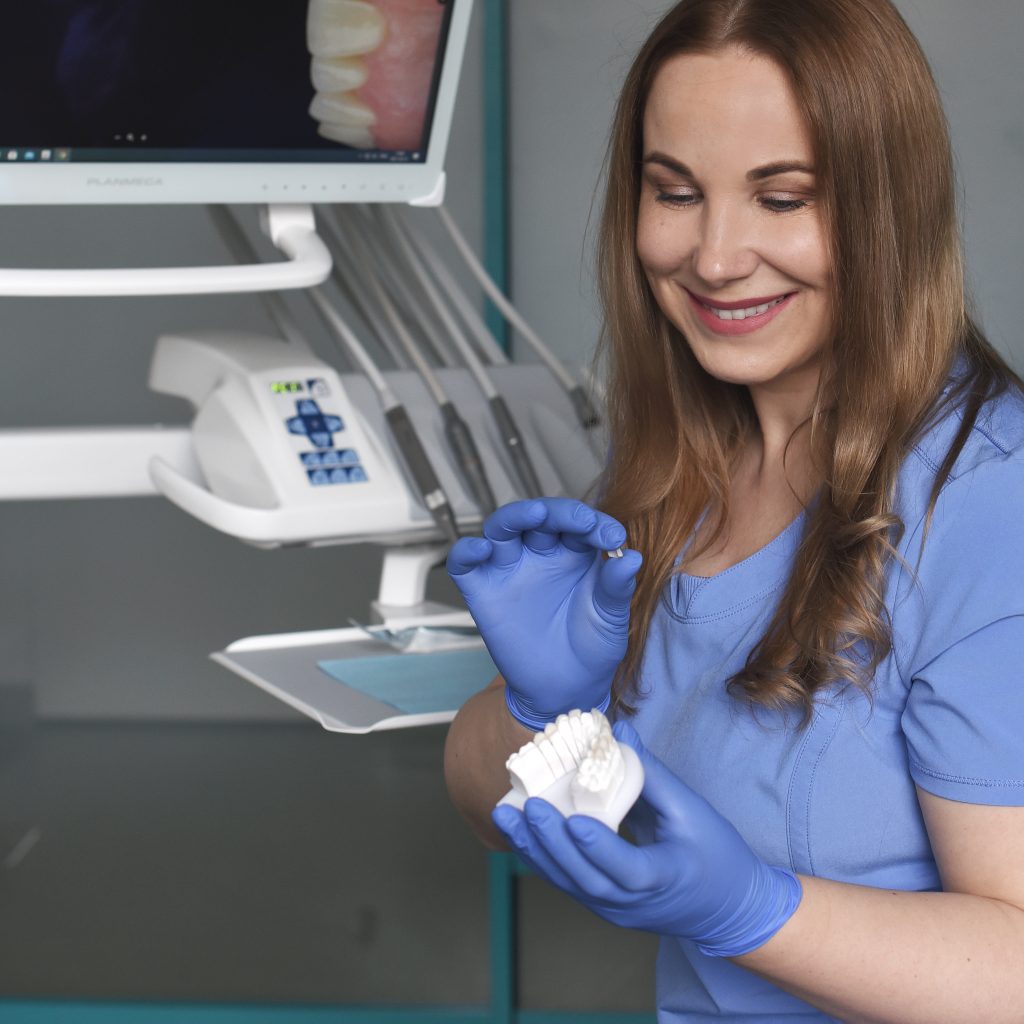 Odontologė ortopedė Jolanta Leškevičiūtė ir dantų laminatės jos rankose