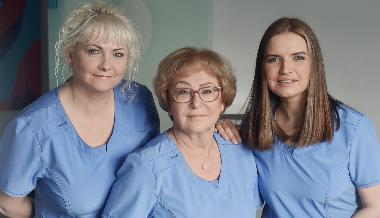 Geras odontologas komanda higienistė Ingrida anesteziologė Natalja ir burnos chirurgė Indrė