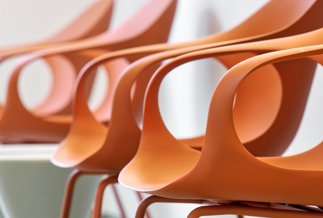Gero odontologo laukiamojo oranžinės kėdės