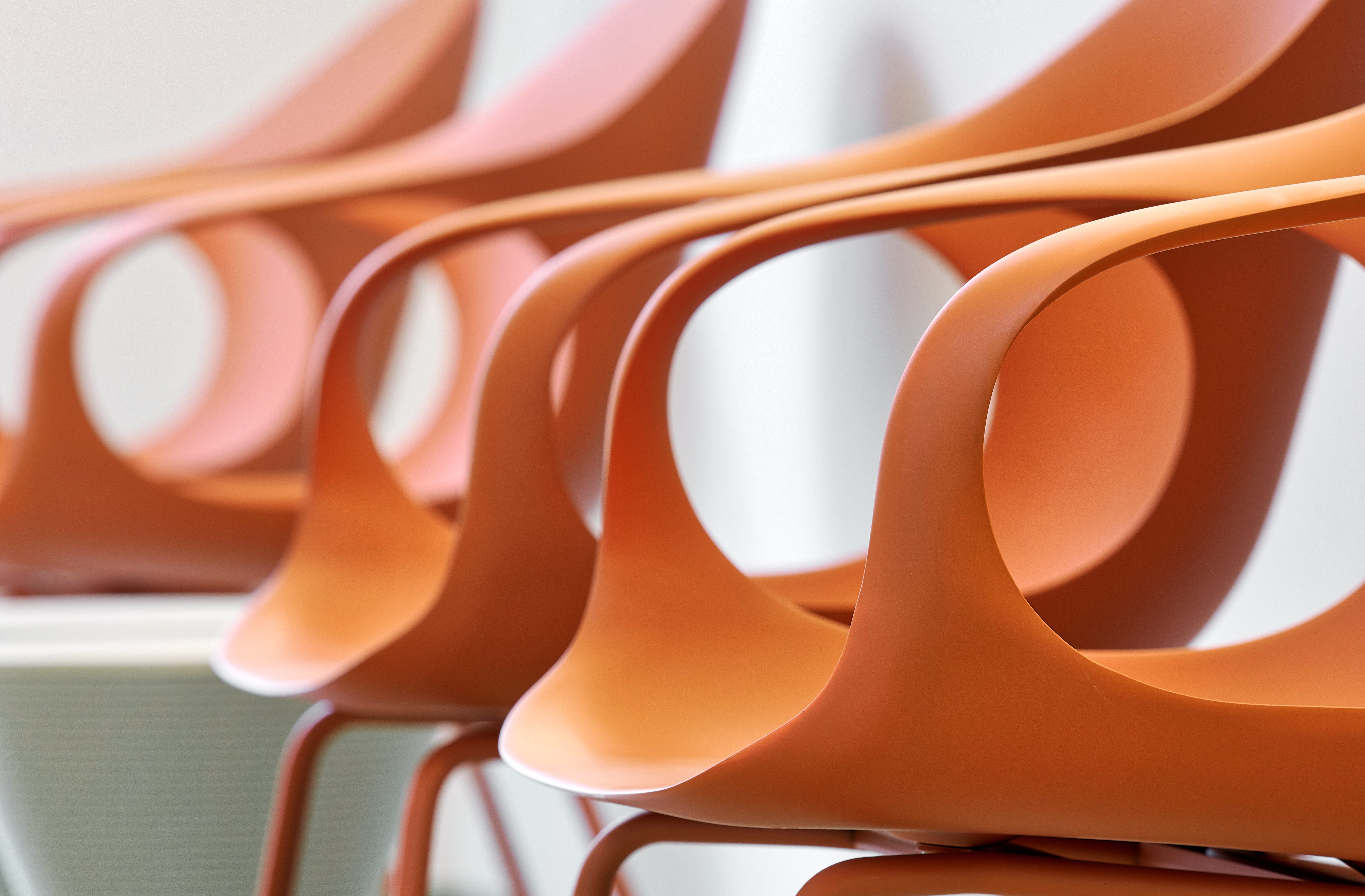 Gero odontologo laukiamojo oranžinės kėdės