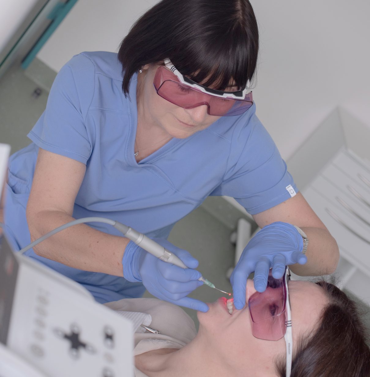 Gydymas lazeriu su periodontologe Irena Zykuviene