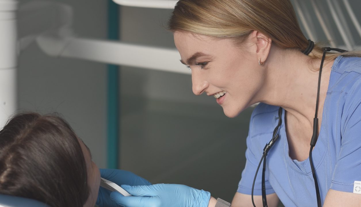 Konsultacija dėl dantų protezavimo su odontologe Egle