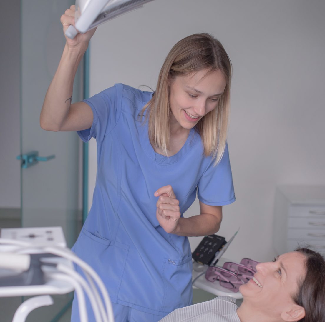 Odontologo padėjėja ir pacientė
