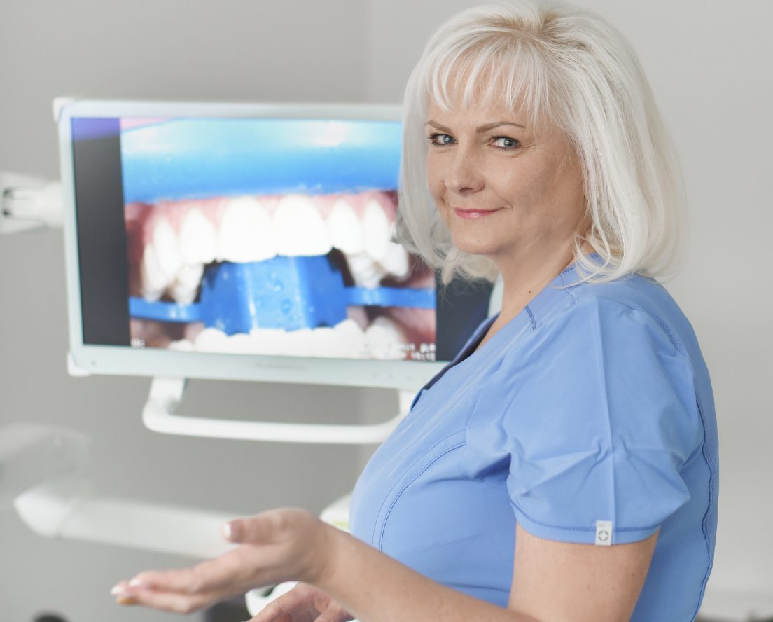 Burnos higienistė Ingrida Lenkauskienė rodo dantų nuotrauką ekrane 1