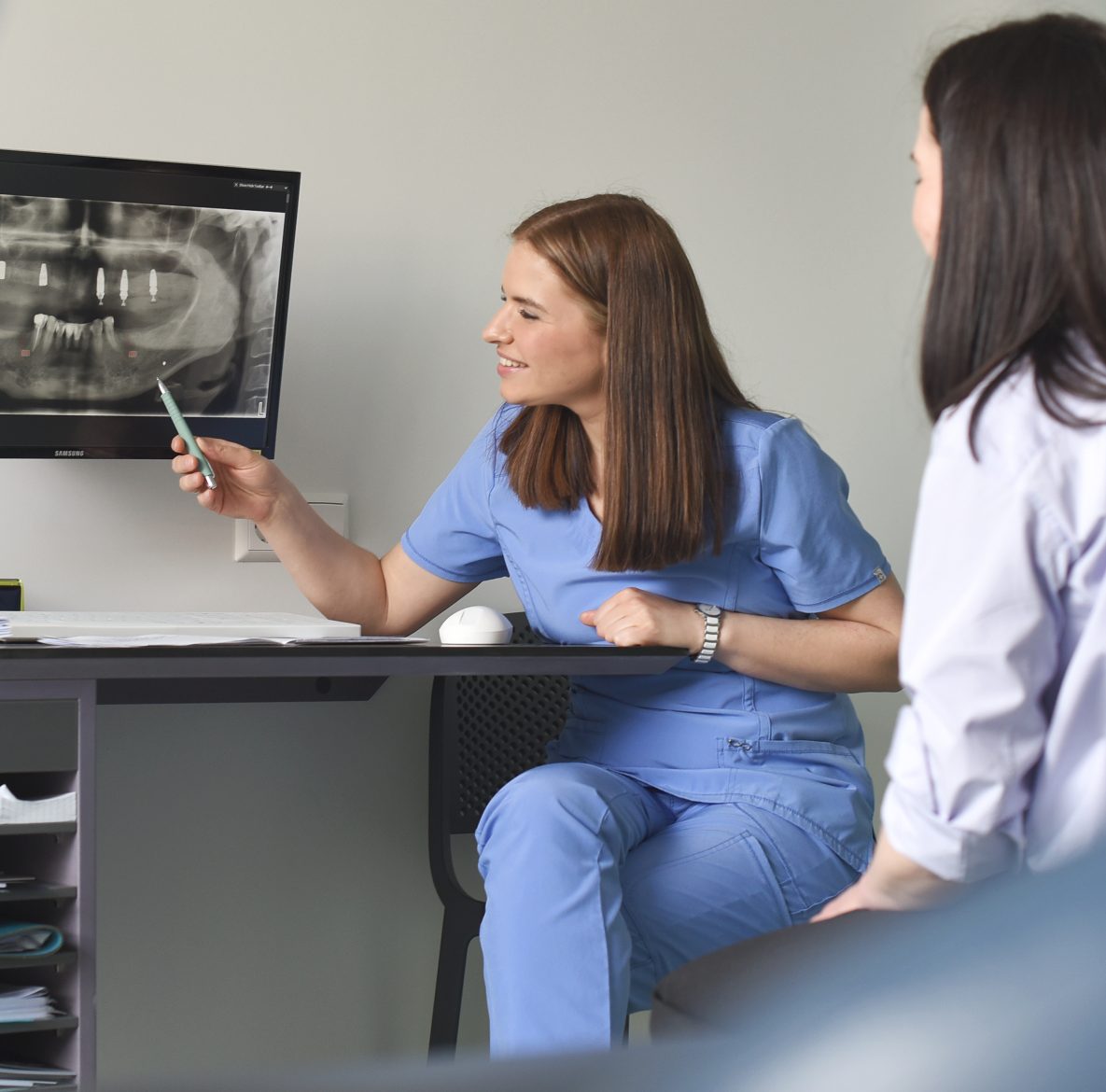 Dantų implantacijos konsultacija su burnos chirurge Indre