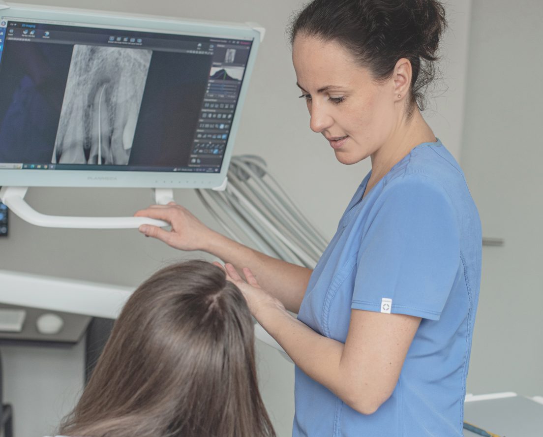 Endodontologė Monika komentuoja danties šaknies kanalo nuotrauką ekrane