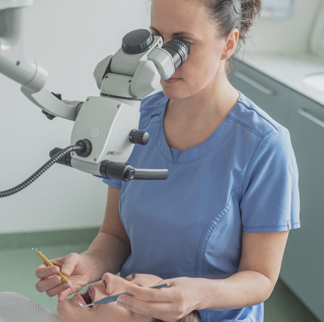 Endodontologė Monika Vanagaitė gydo mikroskopu
