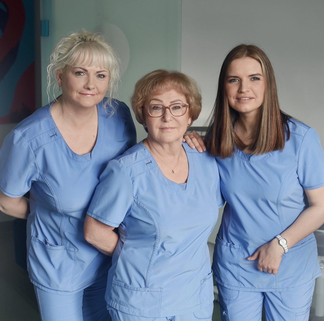 Geras odontologas komanda higienistė Ingrida anesteziologė Natalja ir burnos chirurgė Indrė