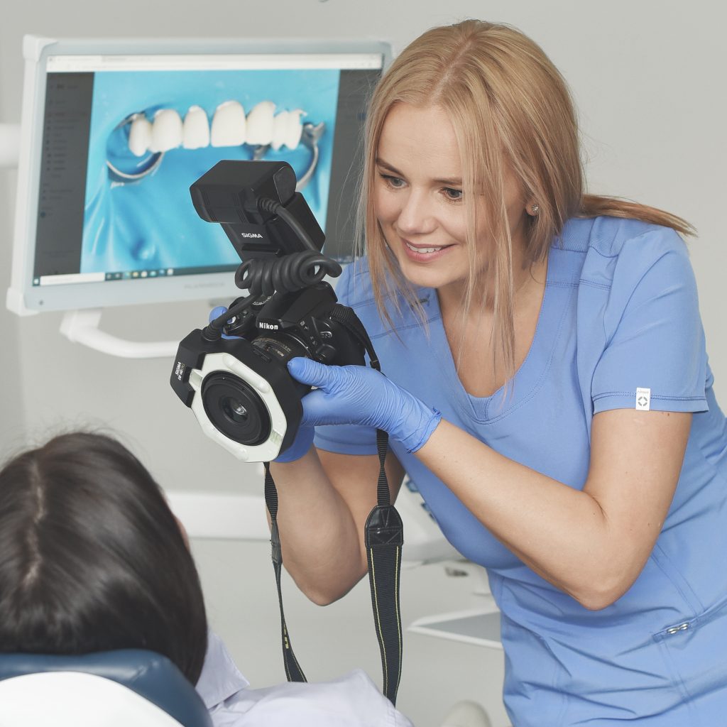 Odontologė Algimantė fotografuoja paciento dantis