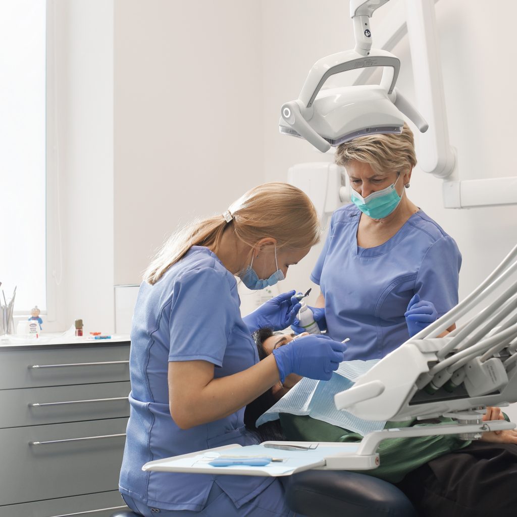 Odontologo padėjėja Vijolė Šuliokienė su odontologe