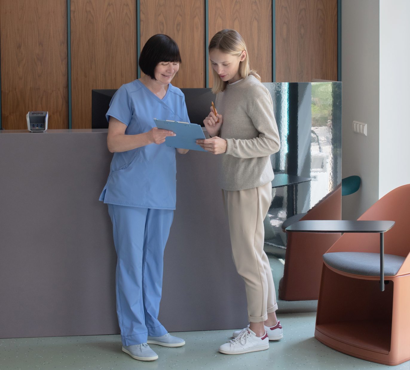 Odontologė Irena Zykuvienė kalbasi su paciente