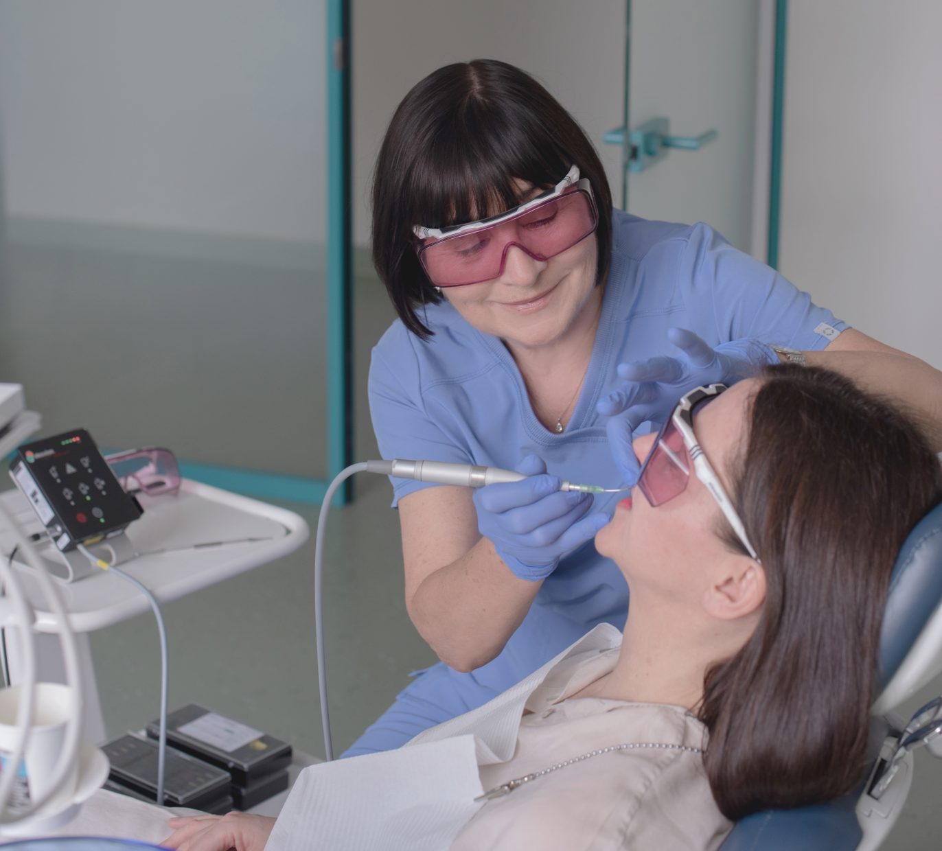 Periodontologė Irena Zykuvienė atlieka dantų gydymą lazeriu