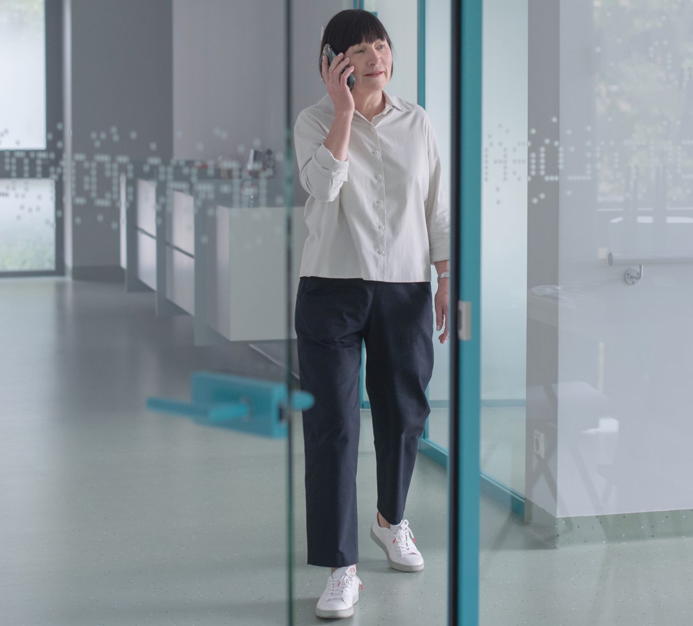 Periodontologė Irena konsultuoja pacientą telefonu