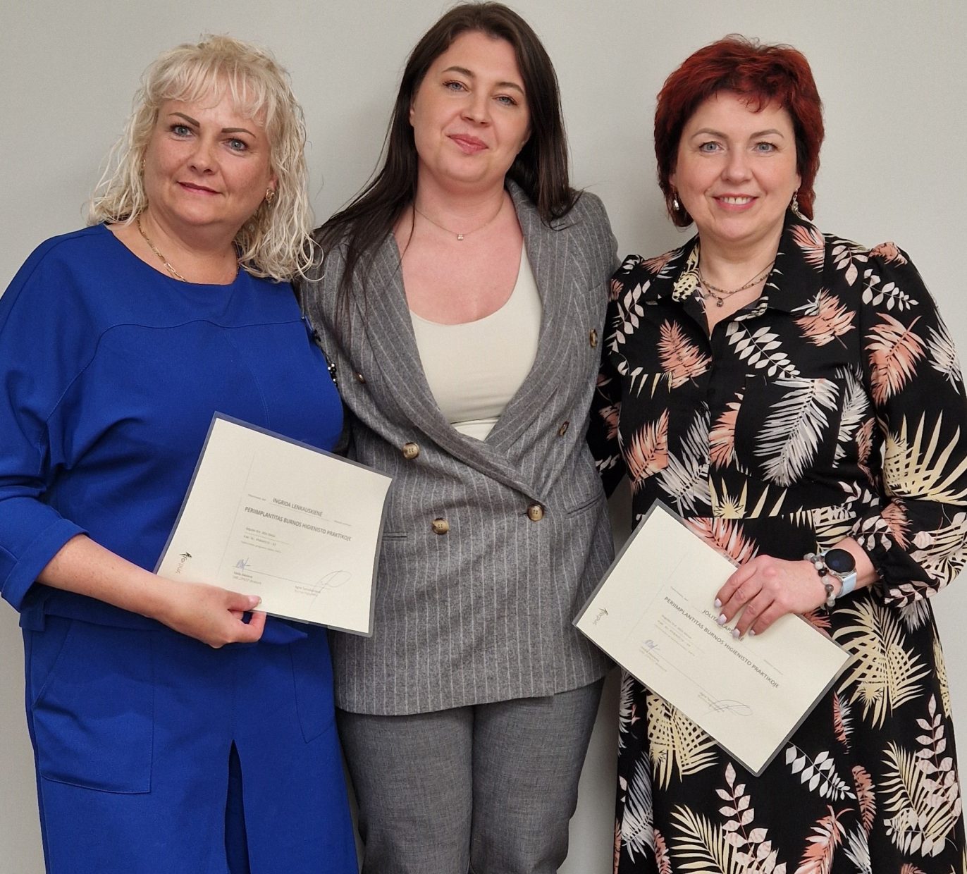 Burnos higienistė Ingrida Lenkauskienė ir burnos higienistė Jolita Šlapšienė su lektore