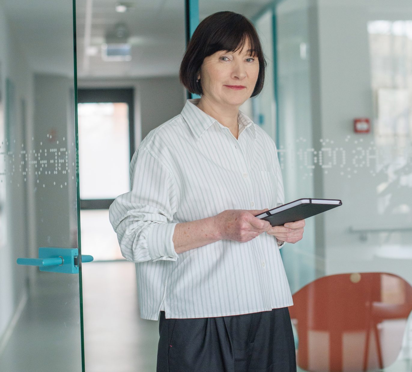 Periodontologė Irena Zykuvienė laiko užrašinę