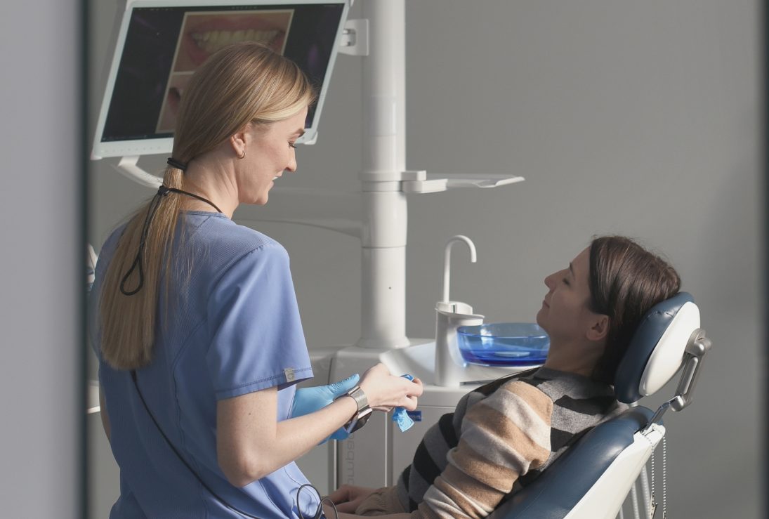 Ortopedė Eglė konsultuoja dėl dantų vainikėlio