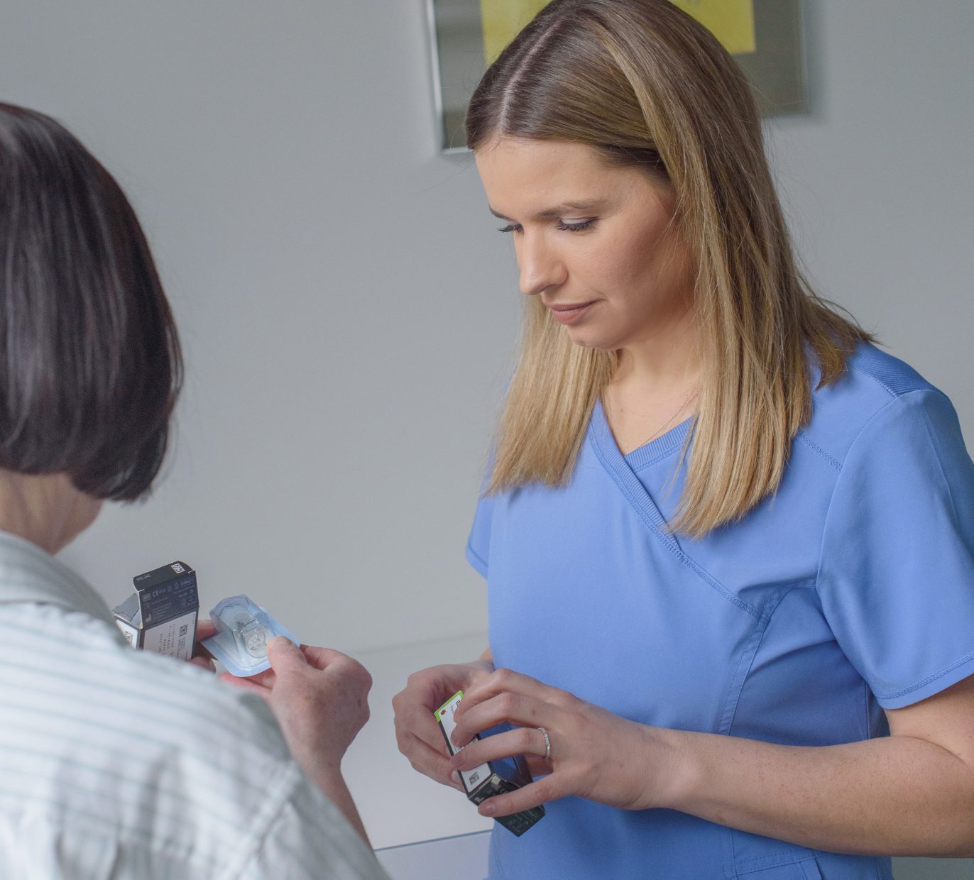 Žandikaulių chirurgas Indrė Zykutė Bružienė laiko dantų implantą