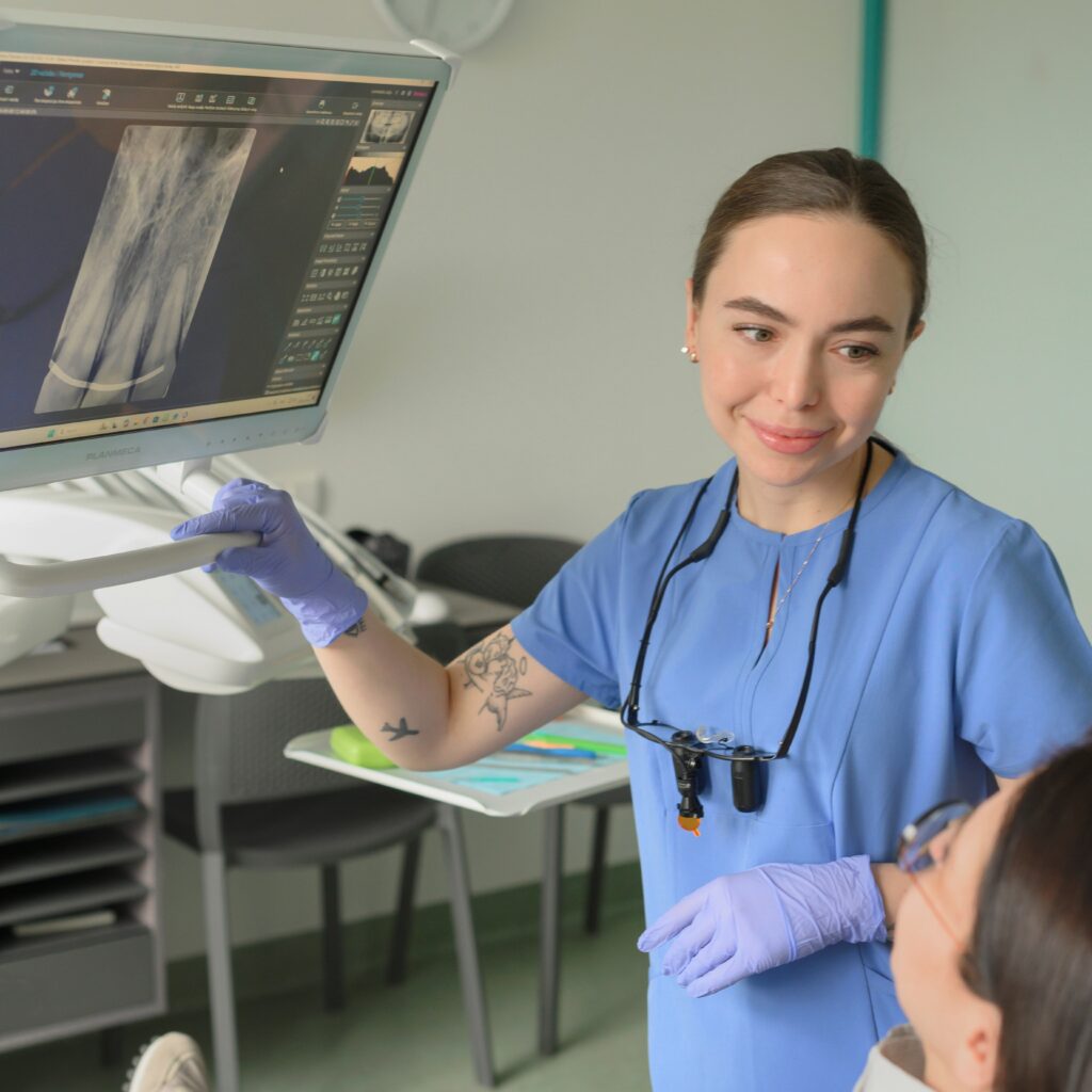 Odontologė Karolina Vaznaitienė rodo panoraminę dantų nuotrauką