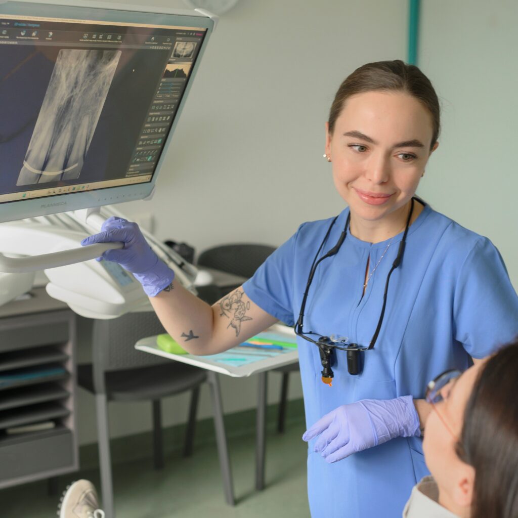 Odontologė Karolina Vaznaitienė rodo panoraminę dantų nuotrauką
