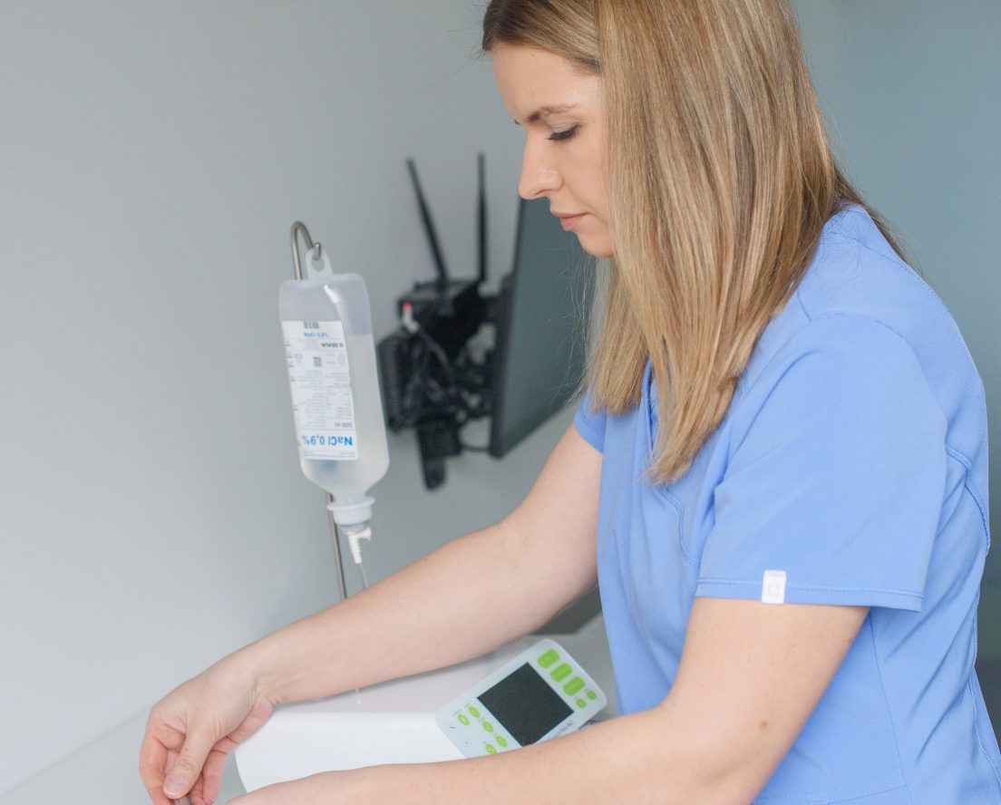Burnos chirurgė Indrė ruošia įrangą implantams