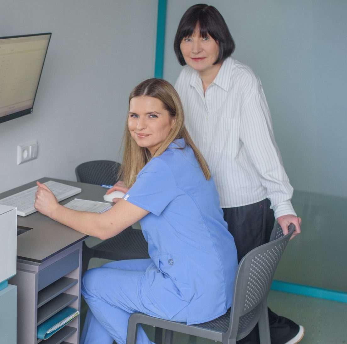 Burnos chirurgė Indrė Zykutė Bružienė ir periodontologė Irena Zykuvienė prie stalo