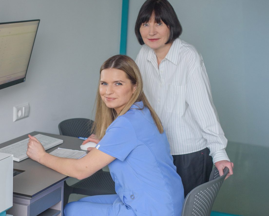 Burnos chirurgė Indrė Zykutė Bružienė ir periodontologė Irena Zykuvienė prie stalo