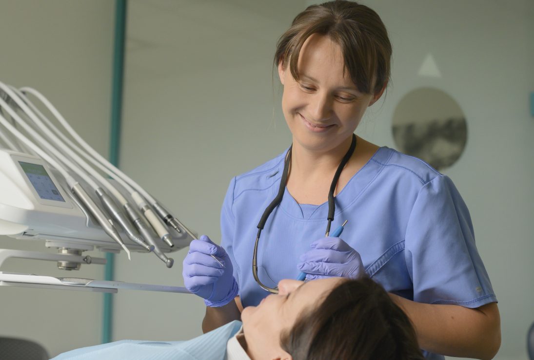 Odontologė Aušrinė Januolienė bendrauja su paciente