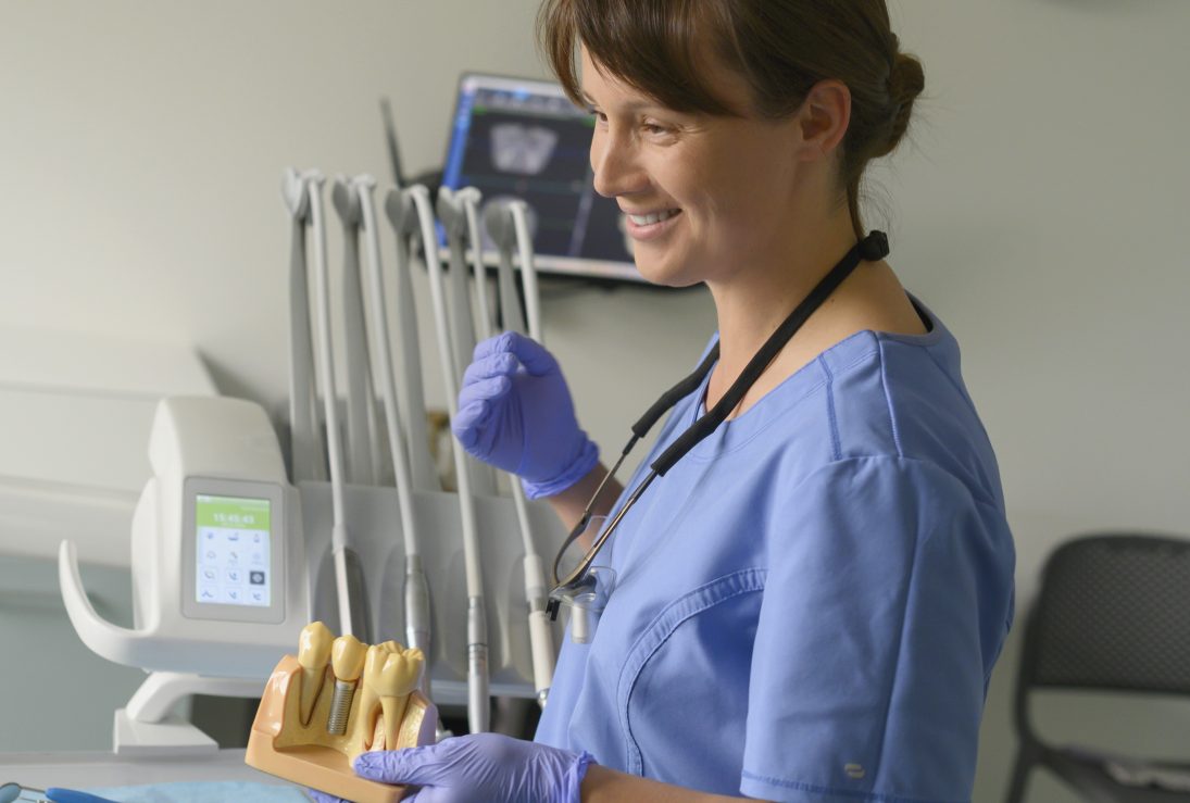 Odontologė Aušrinė Januolienė su dantų muliažu rankose