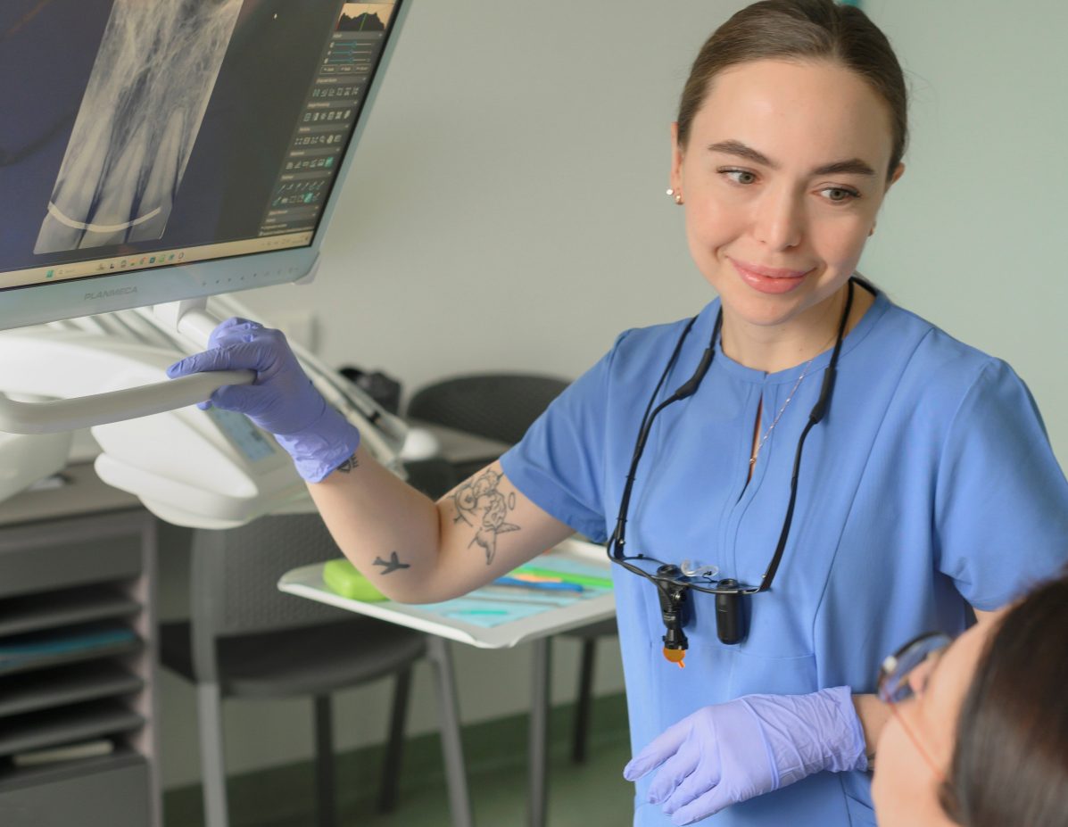 Odontologė Karolina Vaznaitienė rodo panoraminę dantų nuotrauką