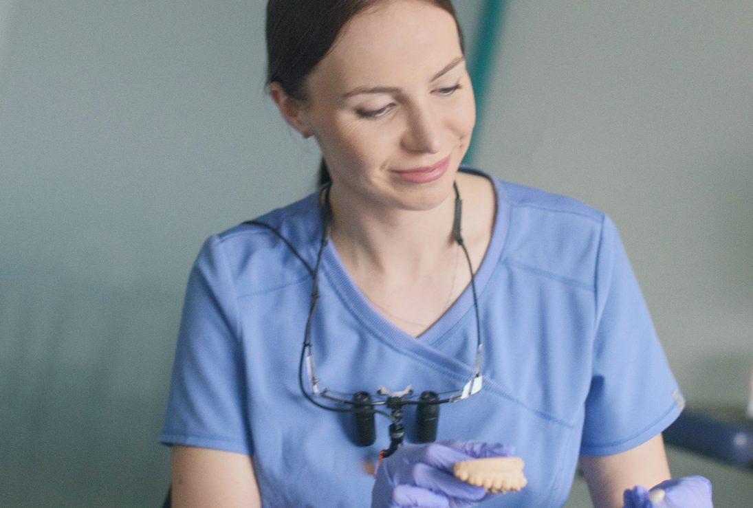 Odontologė Kotryna Rumšaitė laiko protezus