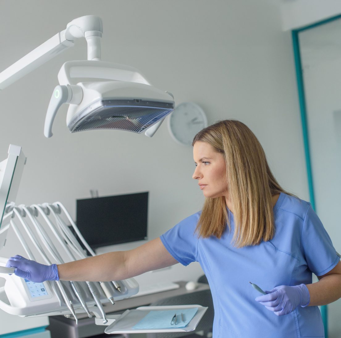 Žandikaulio chirurge Indrė Zykutė Bružienė ir odontologinė kėdė