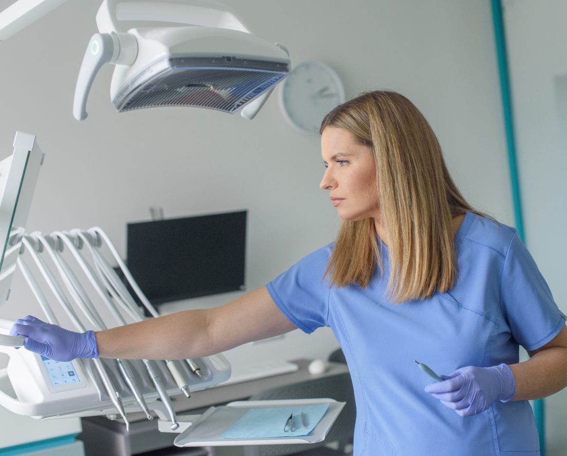 Žandikaulio chirurge Indrė Zykutė Bružienė ir odontologinė kėdė