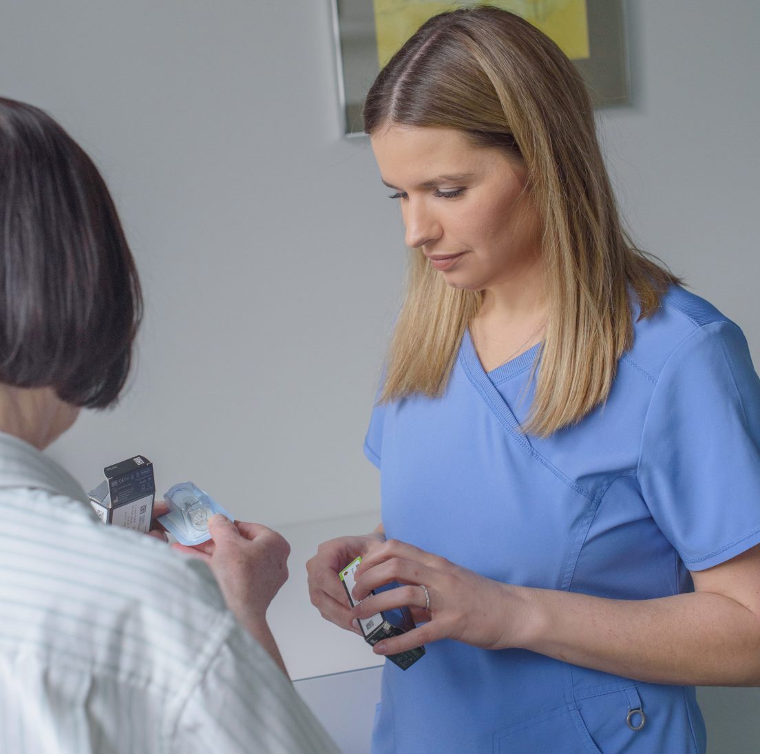 Žandikaulių chirurgas Indrė Zykutė Bružienė laiko dantų implantą