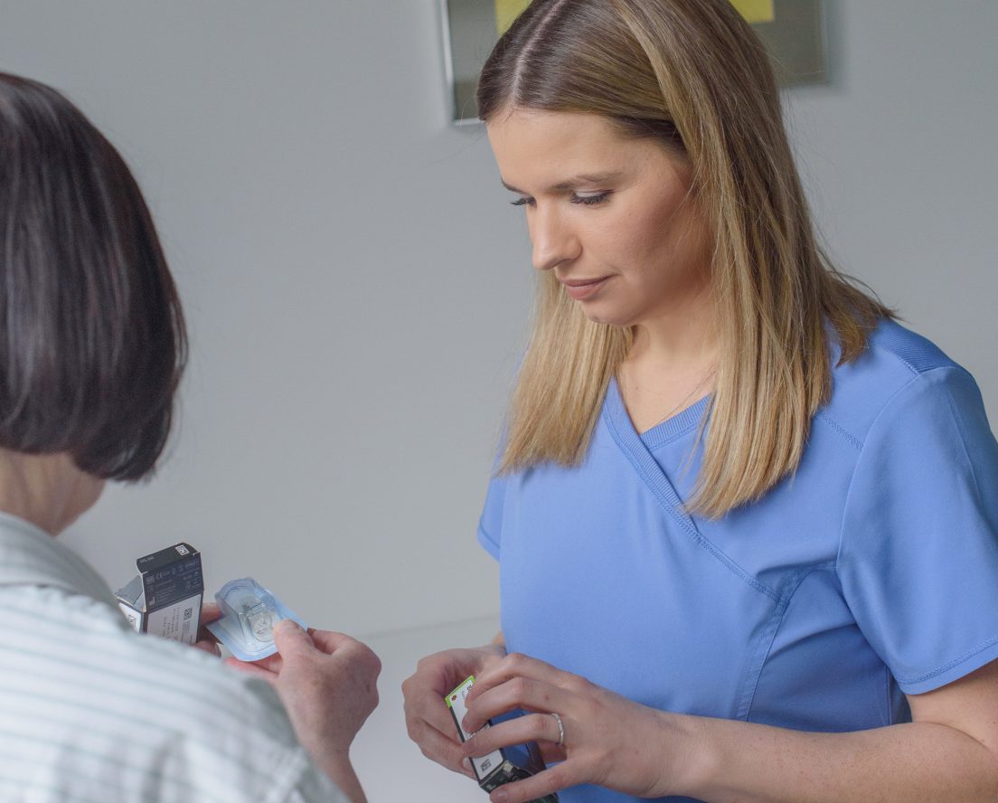 Žandikaulių chirurgas Indrė Zykutė Bružienė laiko dantų implantą